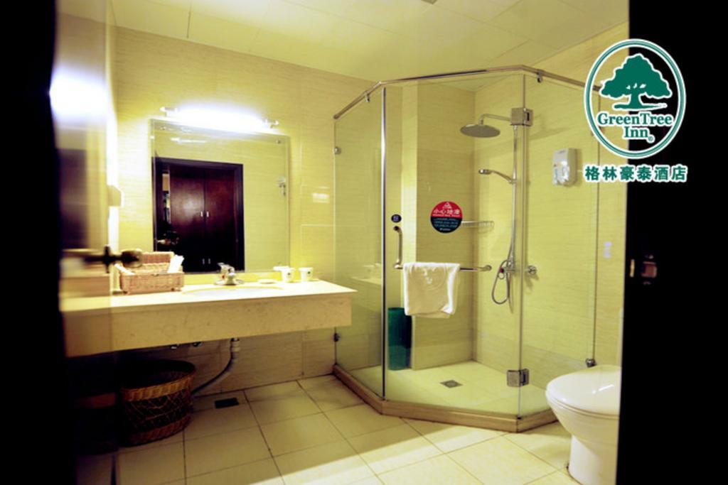 Greentree Inn Shanghai Dongming Road Subway Station Express Hotel Bagian luar foto