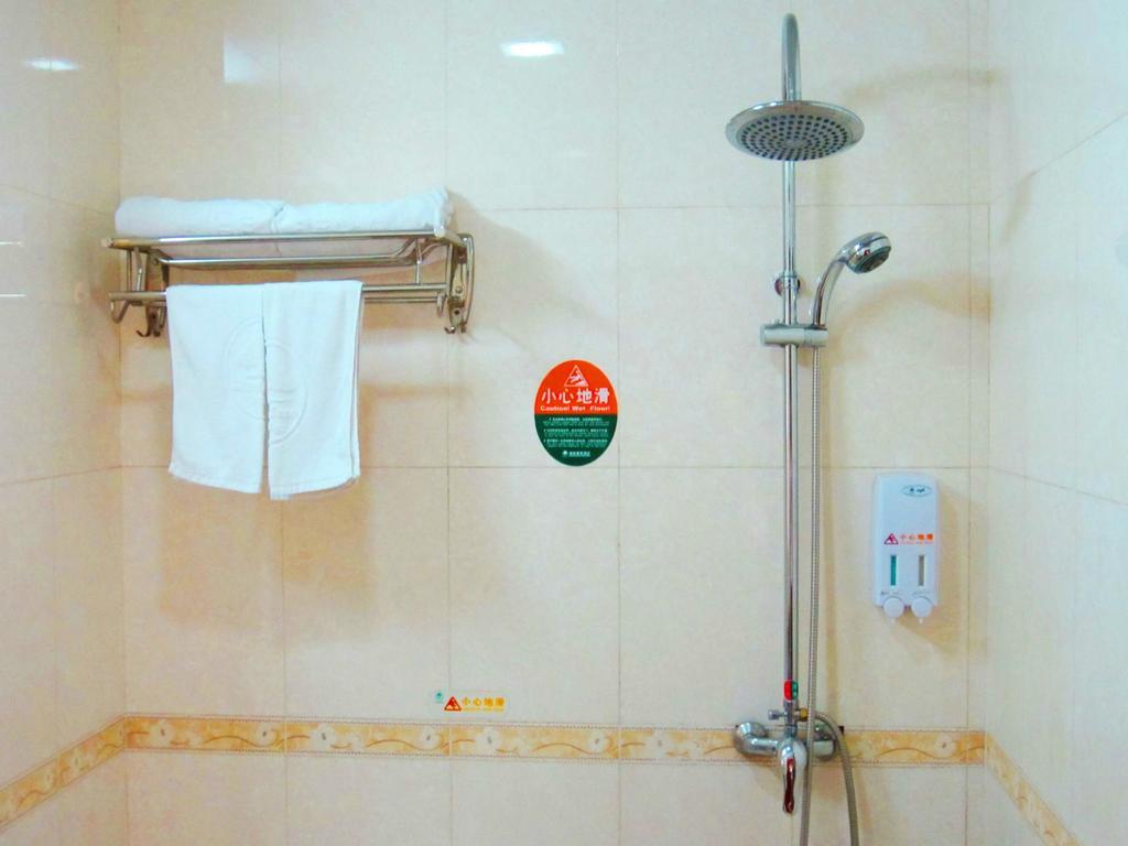 Greentree Inn Shanghai Dongming Road Subway Station Express Hotel Bagian luar foto