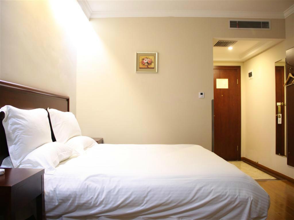 Greentree Inn Shanghai Dongming Road Subway Station Express Hotel Bagian luar foto
