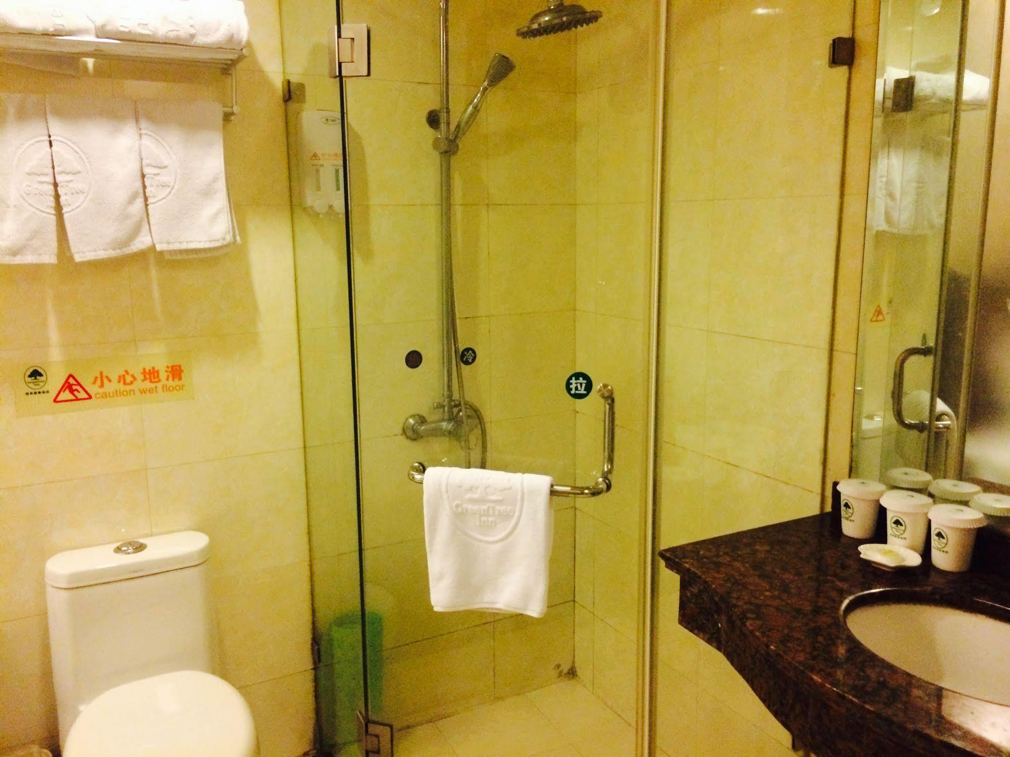 Greentree Inn Shanghai Dongming Road Subway Station Express Hotel Bagian luar foto