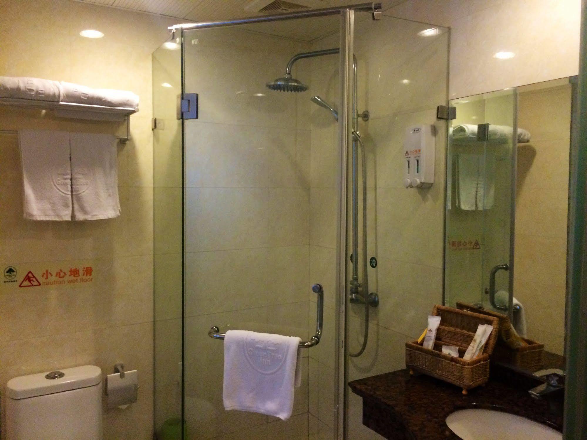 Greentree Inn Shanghai Dongming Road Subway Station Express Hotel Bagian luar foto